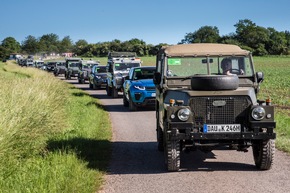 Neuer Guinness Weltrekord: Parade mit 632 Autos feiert den 70. Geburtstag von Land Rover