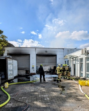 FW Kamen: Lagerhallenbrand in Kamen