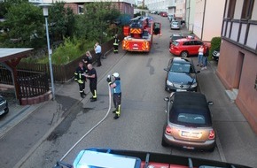 Kreisfeuerwehrverband Calw e.V.: KFV-CW: Dachstuhlbrand fordert mehrere verletzte Bewohner, einen mit schwersten Brandverletzungen