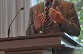Deutscher Feuerwehrverband e. V. (DFV): Trauer um DFV-Beiratsmitglied Dr. Michael Bürsch / DFV-Präsident und Beiratsvorsitzende würdigen großen Einsatz für Feuerwehr (BILD)
