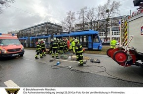 Feuerwehr München: FW-M: Unfall mit einer Tram (Obergiesing-Fasangarten)