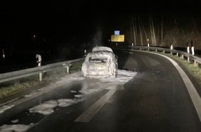 Feuerwehr Gladbeck: FW-GLA: PKW-Brand an der Autobahnabfahrt BAB 2 Gladbeck-Ellinghorst - PKW stand im Vollbrand