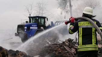 Freiwillige Feuerwehr Celle: FW Celle: Scheunenbrand in Hustedt - Löschmaßnahmen fortgesetzt