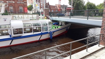 Wasserschutzpolizeiinspektion Oldenburg: WSPI-OLD: Fahrgastschiff kollidiert mit Klappbrücke in Emden