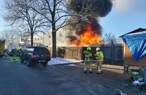 Feuerwehr Konstanz: FW Konstanz: Wohnwagen brennen an Lagerhalle