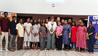 PM / / Lindenberger Rotkreuzschule gewinnt indische Pflegeauszubildende