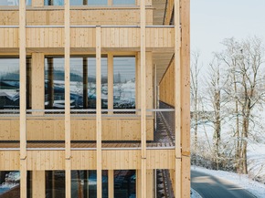 Medienmitteilung Griesser: Designstarke und nachhaltige Beschattung beim neuen Blumer Lehmann Holzbau