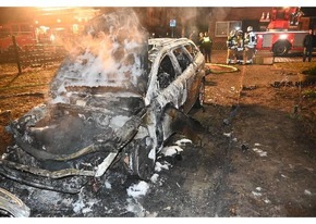 POL-STD: Zwei Autos in Stade in Brand geraten - Polizei sucht Zeugen