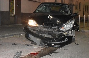 Polizei Mönchengladbach: POL-MG: Betrunkener Autofahrer bei Straßenrennen gegen Hauswand und geparkte Autos gefahren