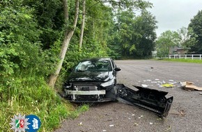 Polizei Duisburg: POL-DU: Baerl: Autofahrer kollidiert mit einem Baum und bleibt unverletzt