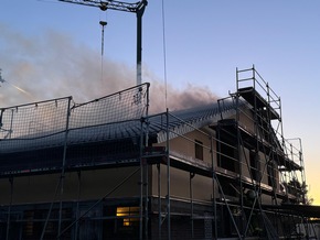 FW Rheurdt: Feuerwehr bekämpft massiven Dachstuhlbrand