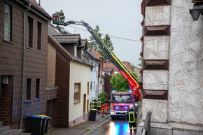 FW LK Neunkirchen: Gewitter über Neunkirchen - Blitz sprengt Kamin und Windböe bläst Verkaufsbude um