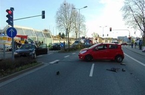 Polizeipräsidium Westpfalz: POL-PPWP: Verkehrsunfall mit zwei schwer und zwei leicht verletzten Personen