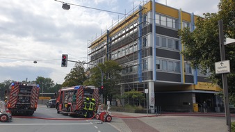 Feuerwehr Oberhausen: FW-OB: Feuer in leerstehendem Bereich eines Paketverteilzentrums Mitarbeiter entdeckt Brand im Obergeschoss