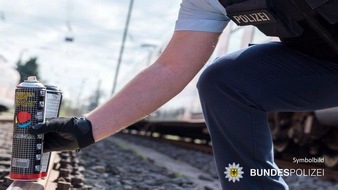 Bundespolizeiinspektion Kassel: BPOL-KS: Zug beim Halt im Bahnhof mit Farbe besprüht