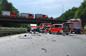 Feuerwehr Iserlohn: FW-MK: Schwerer Verkehrsunfall auf der Autobahn - zwei Rettungshubschrauber im Einsatz