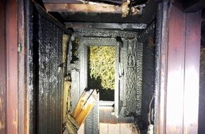 Polizei Mettmann: POL-ME: Unkraut mit Feuer entfernt - Gartenhütte abgebrannt - Hilden - 2004015