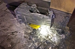 Polizei Mettmann: POL-ME: "Gelbe Tonnen" vor Wohnhauswand in Brand gesetzt - Velbert - 2112134