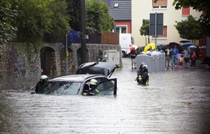 HUK-COBURG: Wenn das Auto nasse Füße kriegt / Überschwemmungsschäden sind in der Kasko mitversichert