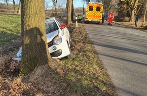 Freiwillige Feuerwehr Gemeinde Schiffdorf: FFW Schiffdorf: 51-jährige Geestländerin kollidiert mit Baum