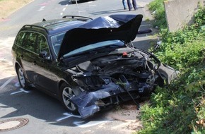 Polizei Bochum: POL-BO: Zeugen helfen bewusstlosem Autofahrer (61) nach Kollision