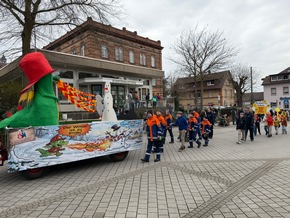 FW Weinheim: Jugendfeuerwehr Weinheim beteiligt sich mit kreativem Motivwagen am Sommertagszug