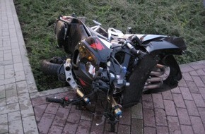 Polizeiinspektion Hameln-Pyrmont/Holzminden: POL-HOL: Holzminden - Nordstraße: Kradfahrer hatte einen "Schutzengel" - Beinbruch und Prellungen / Krad auseinandergerissen