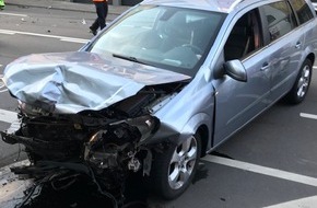 Polizeipräsidium Westpfalz: POL-PPWP: Unfall in der Stadt -Schaulustige behindern Einsatz