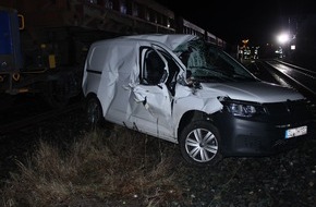 Polizei Rheinisch-Bergischer Kreis: POL-RBK: Leichlingen - Pkw kollidiert auf Bahn&uuml;bergang mit G&uuml;terzug - Fahrer leicht verletzt
