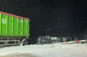 Landespolizeiinspektion Erfurt: LPI-EF: LKW durchbricht Leitplanke und st&uuml;rzt B&ouml;schung hinab