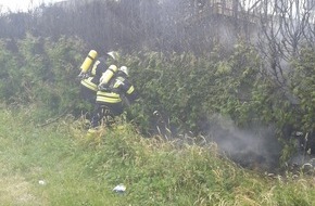 Freiwillige Feuerwehr der Stadt Goch: FF Goch: Wieder Heckenbrand durch Abflämmarbeiten