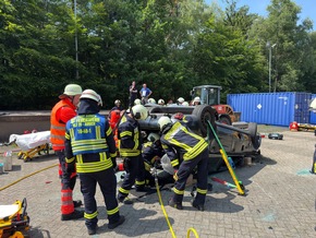 FW-AUR: Feuerwehr und Rettungsdienst trainieren komplexe Unfallszenarien