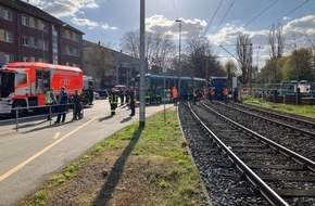 Feuerwehr Frankfurt am Main: FW-F: Schwerer Unfall zwischen U-Bahn und LKW im Riederwald