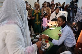 Stiftung Menschen für Menschen: Im Zeichen des Kaffees: Lesung von Sara Nuru im Deutschen Museum lockt viele Besucher an