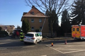 Polizeipräsidium Nordhessen - Kassel: POL-KS: Kassel: Auto kracht gegen Laterne: Fahrer verletzt und rund 20.000 Euro Schaden