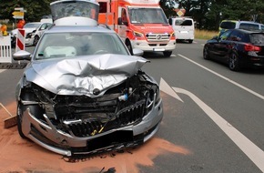 Polizei Minden-Lübbecke: POL-MI: Zwei Verletzte und drei kaputte Autos nach Unfall