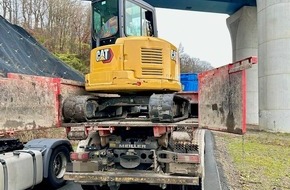 Polizei Hagen: POL-HA: Unzureichend gesicherter Bagger auf Kipper: Polizei stoppt 49-jährigen LKW-Fahrer