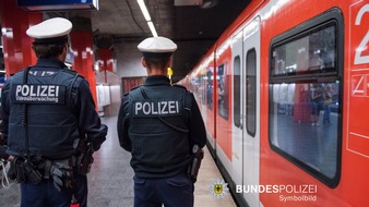 Bundespolizeidirektion München: Bundespolizeidirektion München: 3,13 Promille: 31-Jähriger lässt Beine ins Gleis baumeln