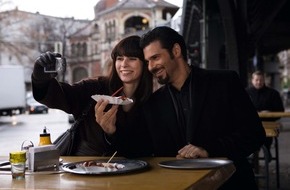 SAT.1: Eine Mordsbesetzung: Rick Kavanian und Nora Tschirner in "Mord ist mein Geschäft, Liebling" in SAT.1 (BILD)