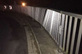 Polizeiinspektion Nienburg / Schaumburg: POL-NI: Vier Elemente eines Brückengeländers beschädigt und anschließend geflüchtet