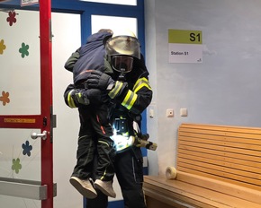 FW Celle: Feuer in Kinderklinik und Verkehrsunfall - die Celler Feuerwehr übte heute den Ernstfall im AKH und auf dem Wilhelm-Heinichen-Ring!