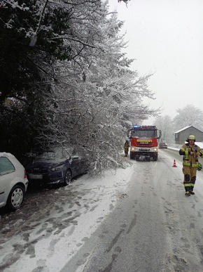 FW-EN: Feuerwehr wegen Schneewetterlage dauerhaft im Einsatz! - 27 Einsätze für Feuerwehr und THW-Wache bis zum Abend besetzt