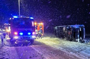Feuerwehr Ense: FW Ense: LKW kommt von der Stra&szlig;e ab