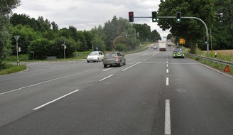 Polizeiinspektion Hameln-Pyrmont/Holzminden: POL-HM: Kollision auf der Bundesstraße 217 bei Hasperde. Wer hatte Grün? (Zeugenaufruf!)