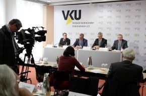 Verband kommunaler Unternehmen e.V. (VKU): Pressekonferenz des Verbands kommunaler Unternehmen (VKU) am 10. April 2014: Vorstellung eines Gutachtens zu Defiziten beim Grünen Punkt