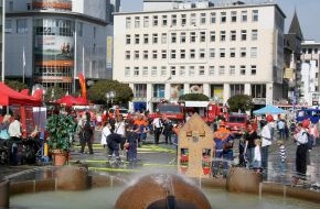 Feuerwehr Essen: FW-E: Tag der Jugend auf dem Kennedyplatz, "Helfen macht Spaß"