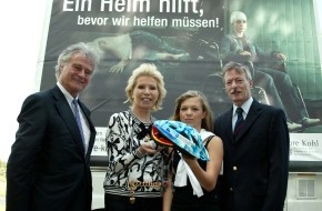 ZNS - Hannelore Kohl Stiftung: Provokante Plakatkampagne zu Unfällen im Straßenverkehr