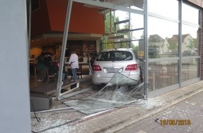 Polizeiinspektion Delmenhorst / Oldenburg - Land / Wesermarsch: POL-DEL: Pkw fährt in Fensterfront eines Einkaufsmarktes in Hude