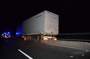 Polizeiinspektion Hildesheim: POL-HI: Verkehrsunfall mit hohem Sachschaden und verletzten Personen