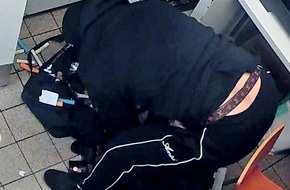 Polizeiinspektion Göttingen: POL-GÖ: (146/2025) Göttingen: Überfall auf Schnellrestaurant im September 2024, Polizei fahndet mit Bildern aus Überwachungskamera nach zwei maskierten Tätern